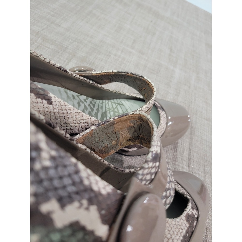 Clarks Cushion Soft Mary Jane Pumps Taupe Snakeskin Patent Round Toe Heels Sz 5 - Picture 6 of 7